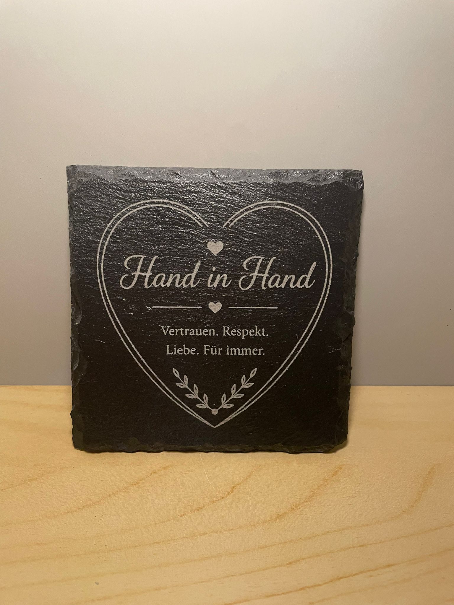 Schiefer Untersetzer (10x10cm) Hand in Hand